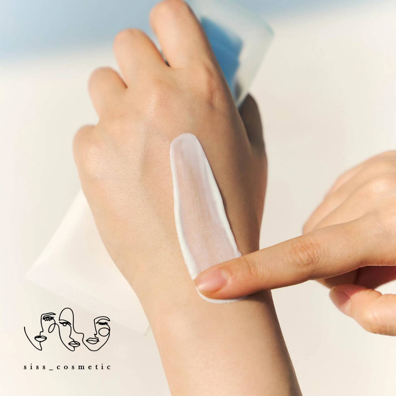 سرم ضد آفتاب آبرسان سنتلا SKIN 1004 هیالو سیکا + SPF 50 حجم 50 و 100‌میل  استیکی 20گرم